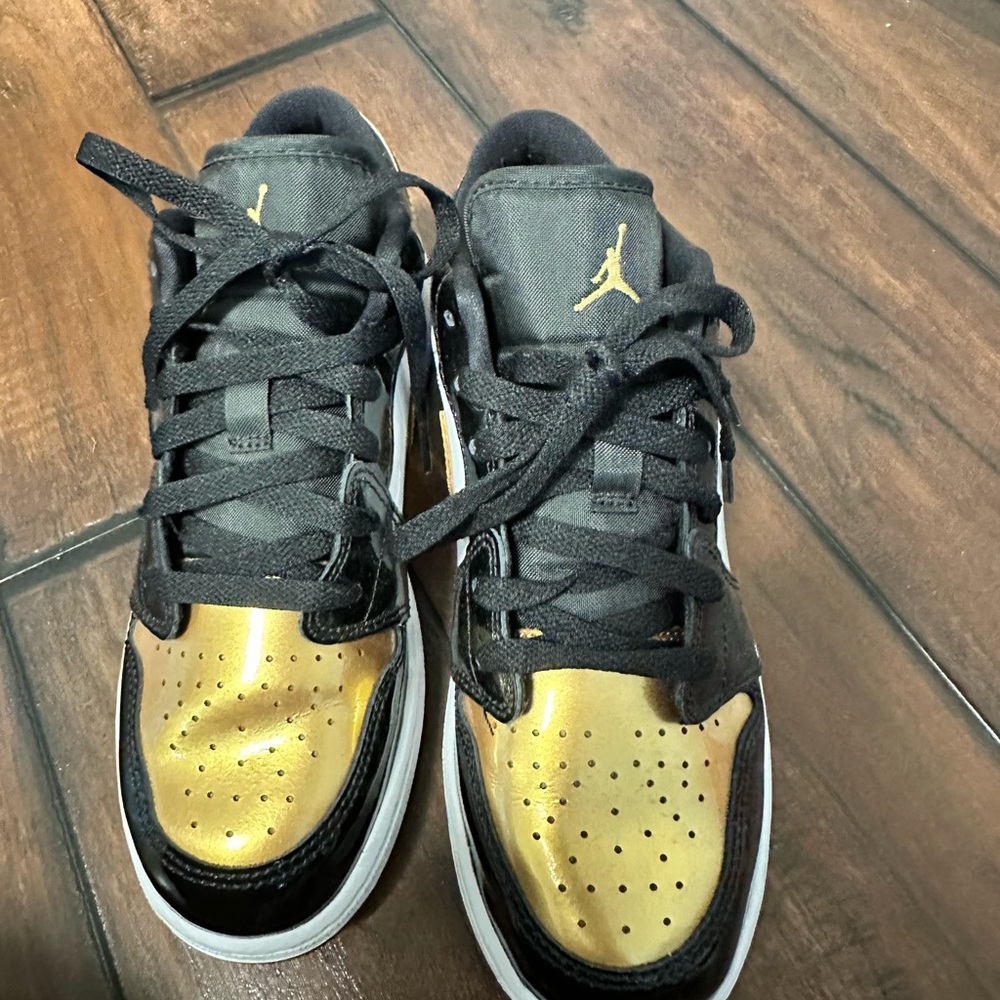 Nike low dunks GOLD BLACK WHITE boys size 5, women 6.5. Like new worn 2 times